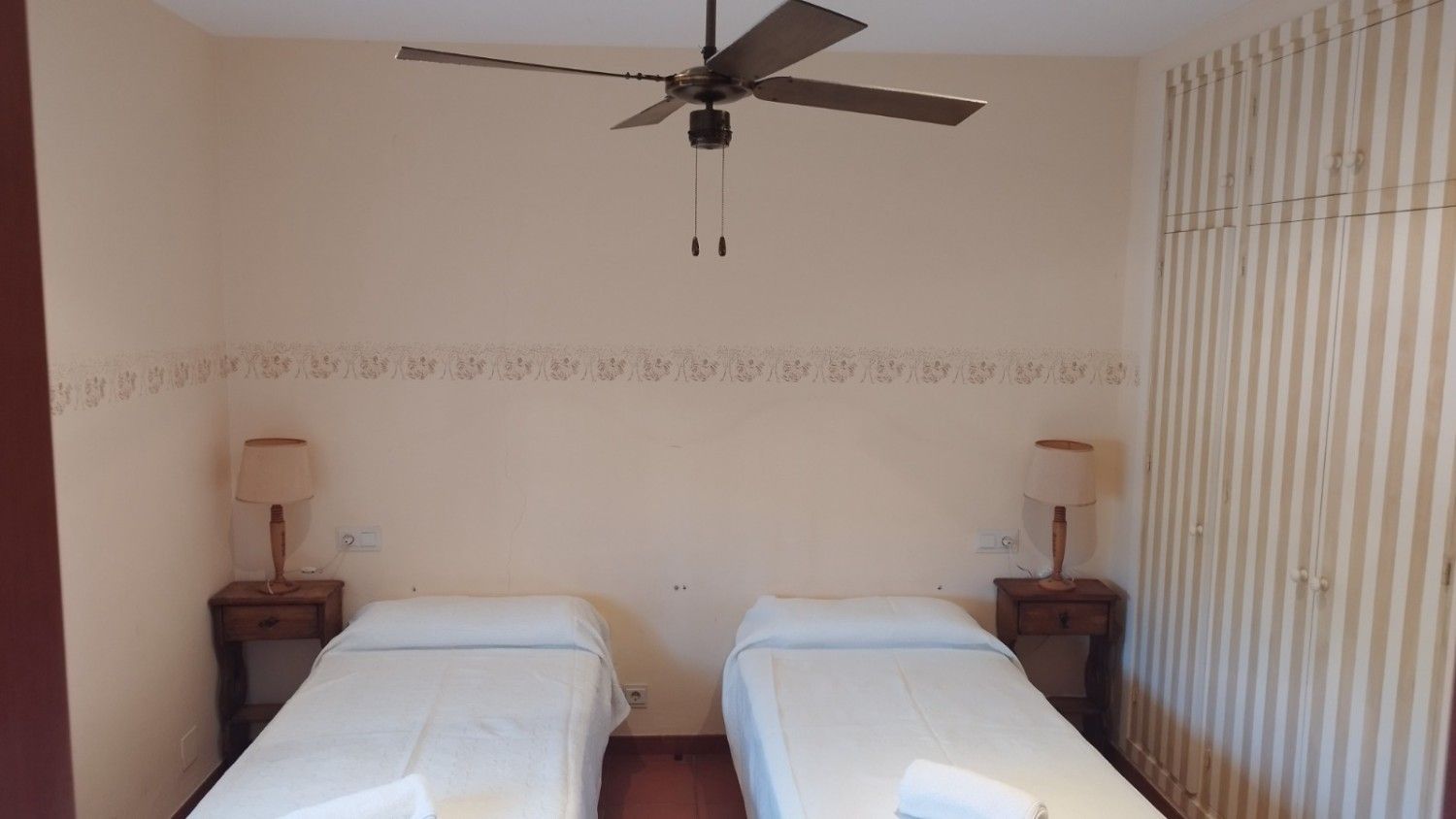 Un dormitorio con dos camas individuales