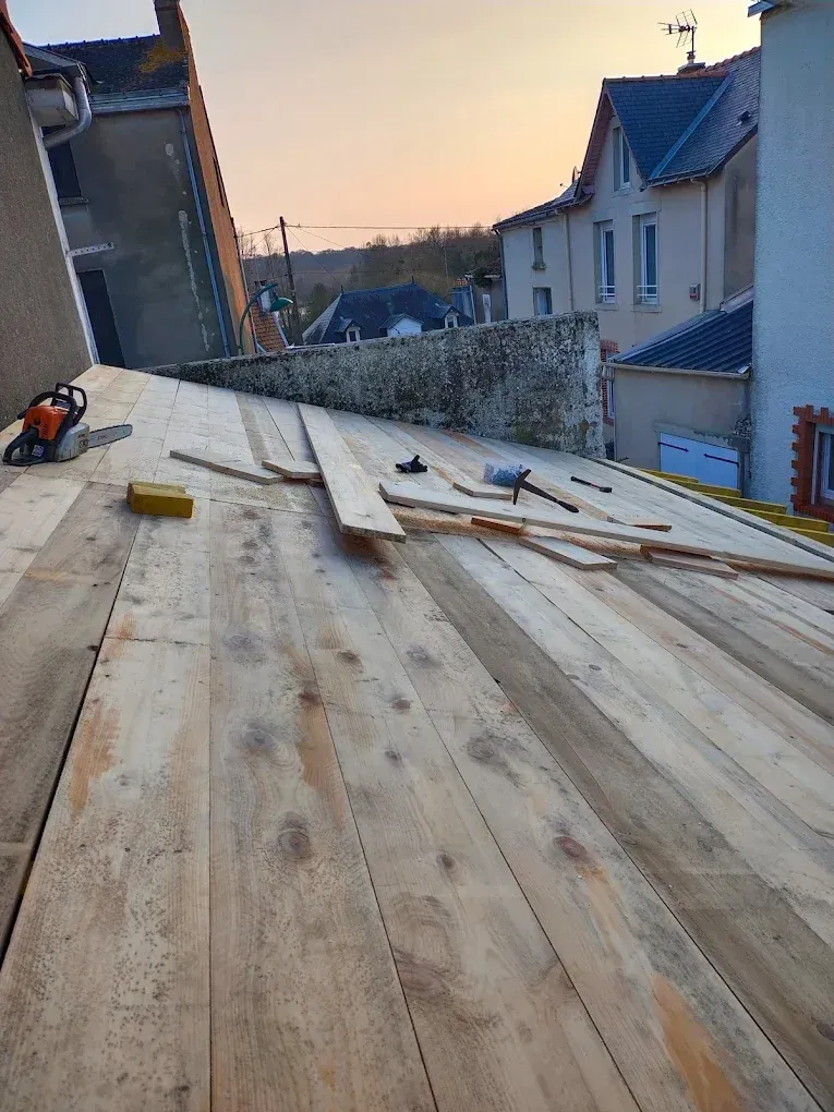 Des planches de bois sont posées sur un toit.