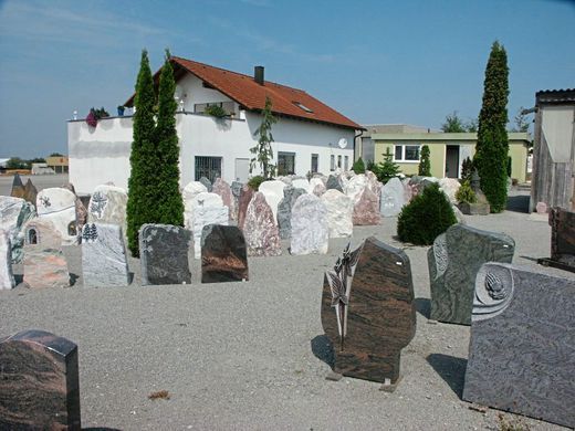 Hof mit verschiedenen Grabsteinen