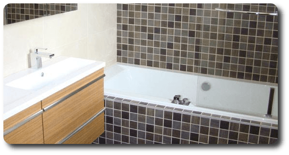 Petits carreaux gris sur un carrelage autour d'une baignoire