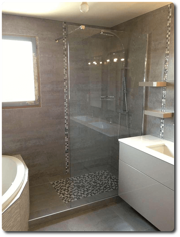 Salle de bains marron avec un carrelage à petits carreaux