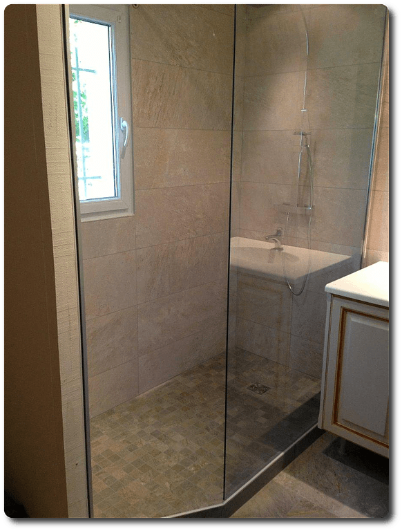 Douche à l'italienne avec le reflet d'un meuble vasque