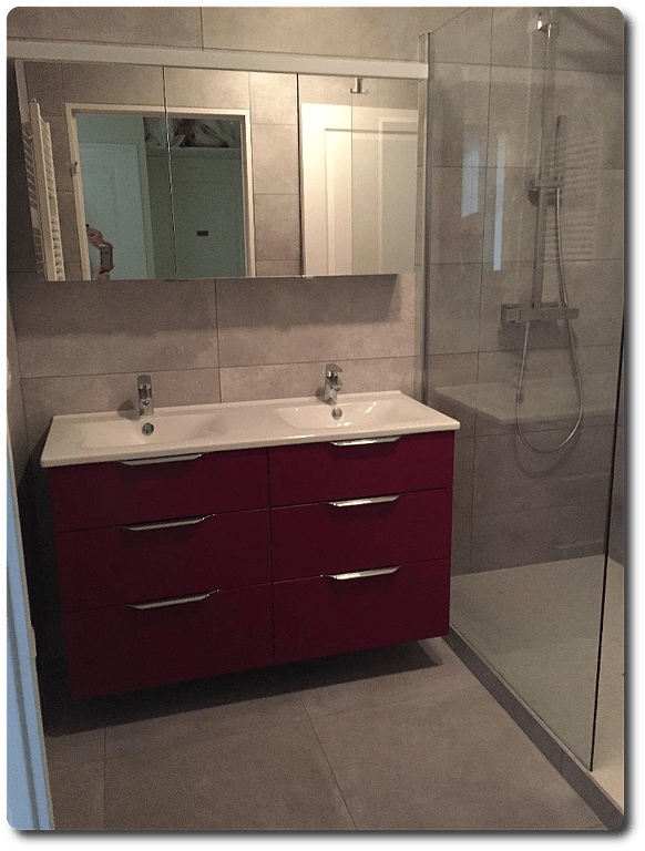 Meuble vasque rouge avec six tiroirs