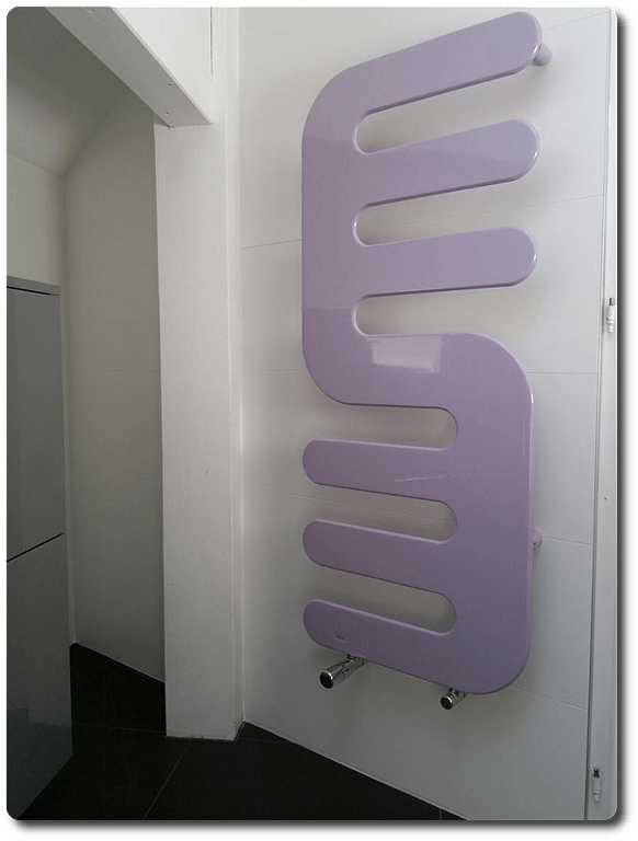 Sèche-serviette violet et original