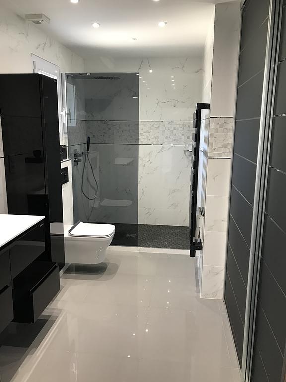 Meubles de salle de bains noirs avec toilettes blanches