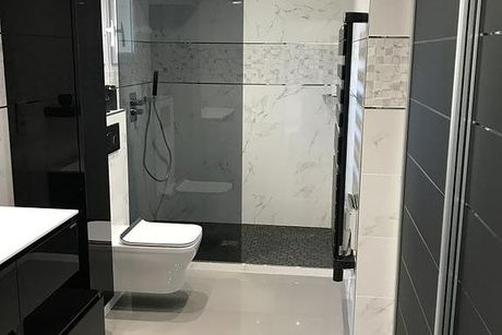 Salle de bains complète noire et blanche