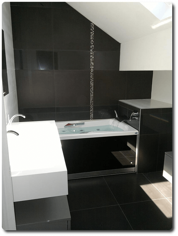 Salle de bains avec un carrelage noir et une baignoire noire