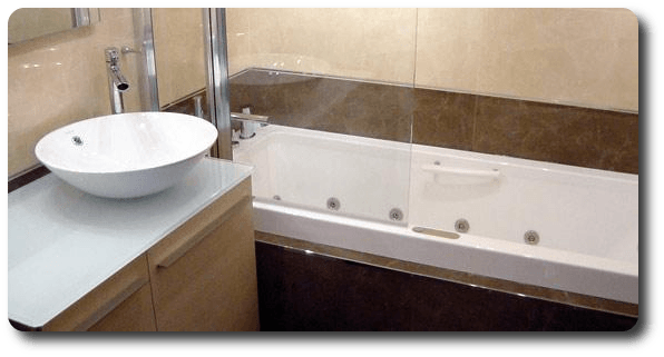 Baignoire avec du carrelage marron et beige