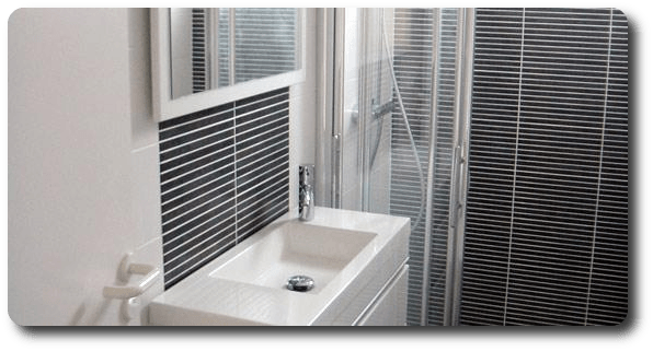 Carrelage avec bandelettes noires