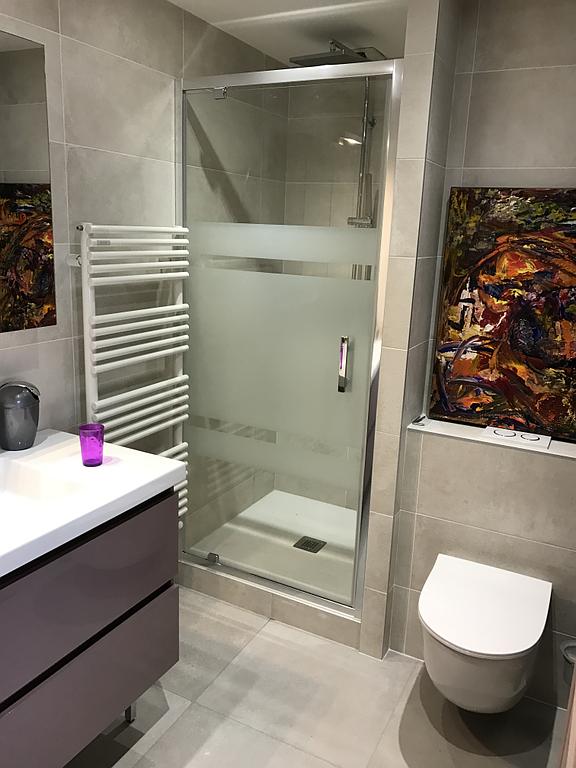 Salle de bains avec douche-cabine aménagée