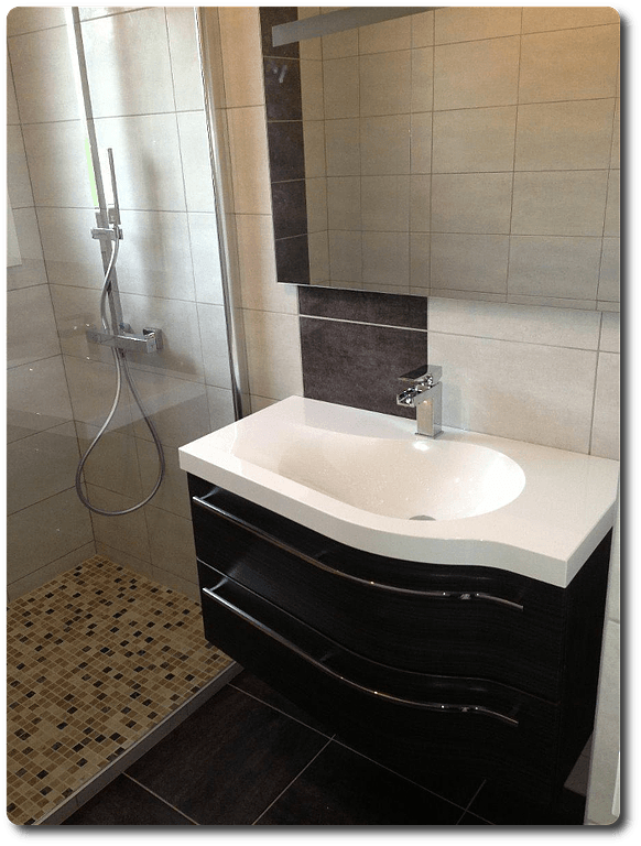 Meuble vasque noir avec un carrelage beige et marron