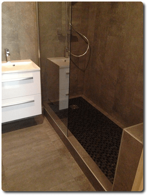 Douche à l'italienne marron avec un sol noir