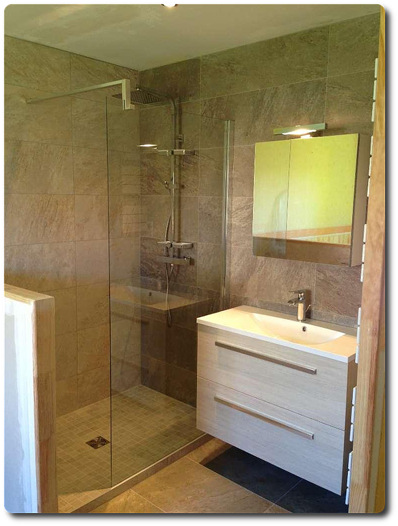 Meuble vasque blanc dans une salle de bains beige