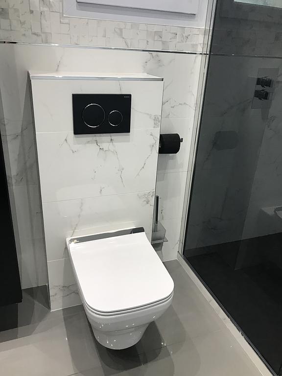 Toilettes blanches effet marbre