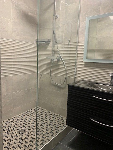 Vasque noire avec des tiroirs et des poignées