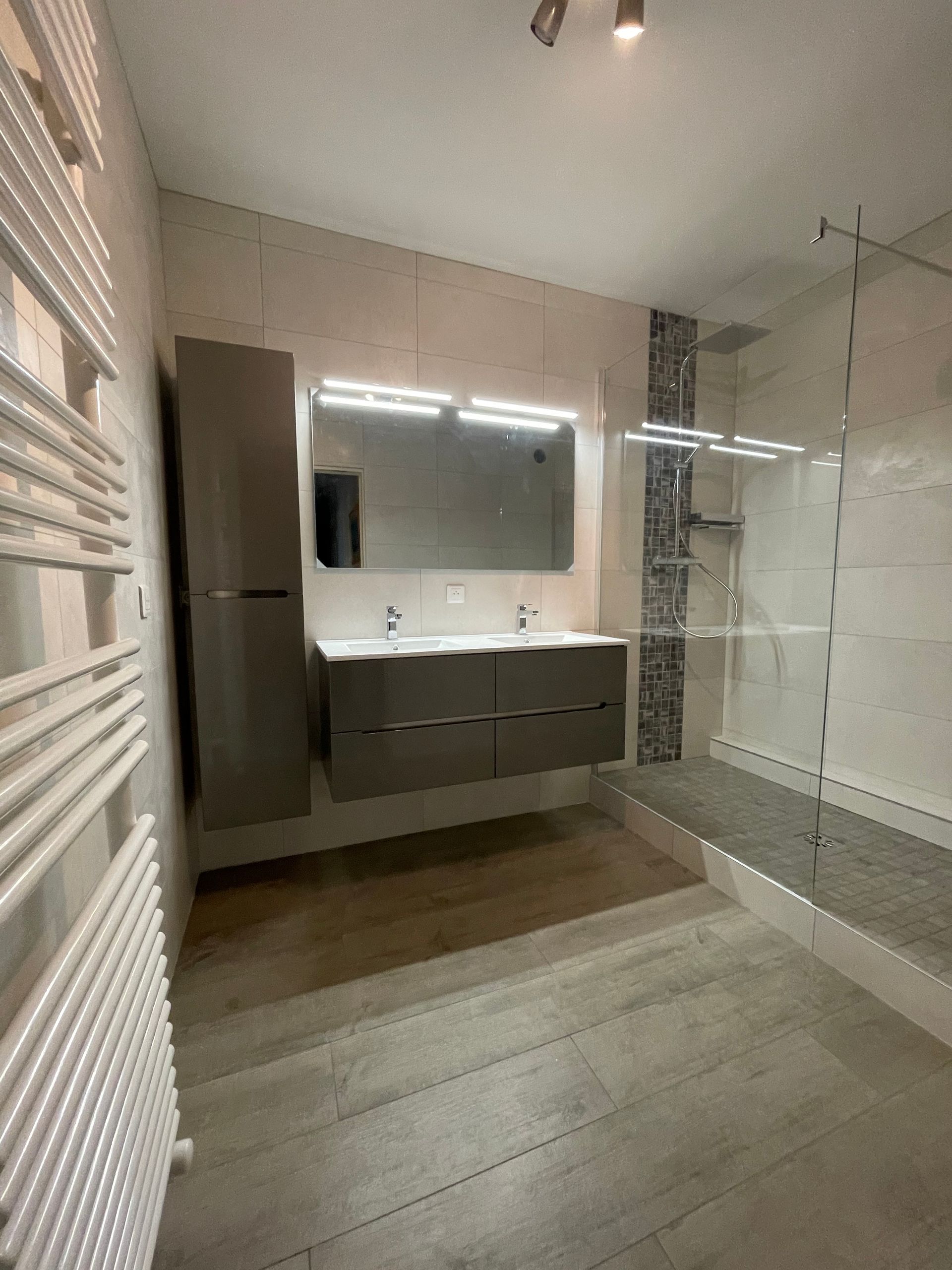 Meubles de salle de bains assortis, de couleur marron avec un sèche-serviette