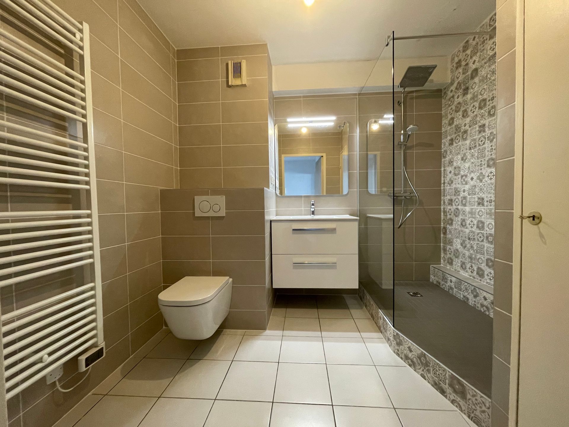 Salle de bains avec l'espace optimisé