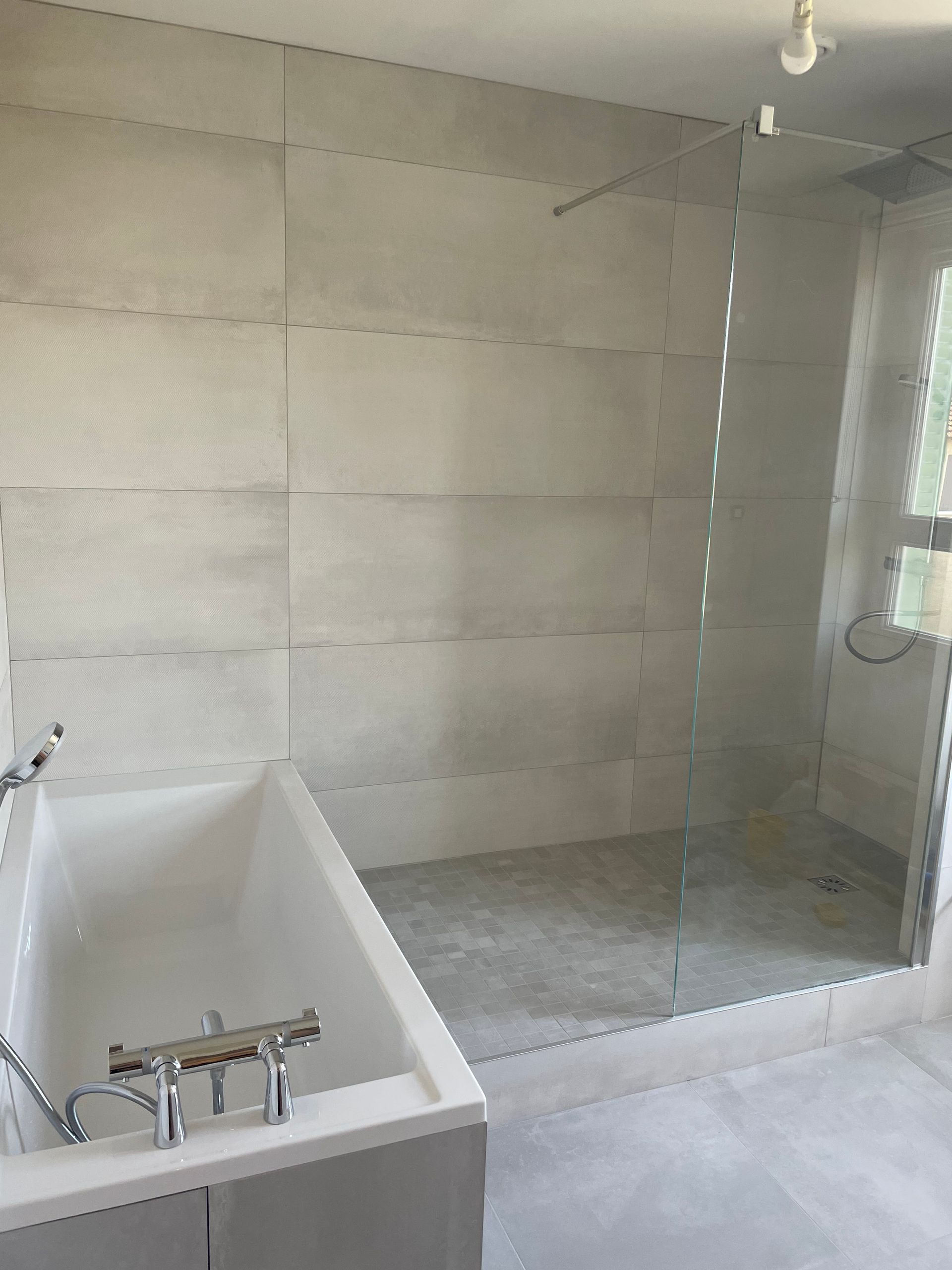 Salle de bains grise avec douche à l'italienne et baignoire