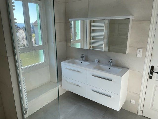 Double vasque blanche avec quatre tiroirs