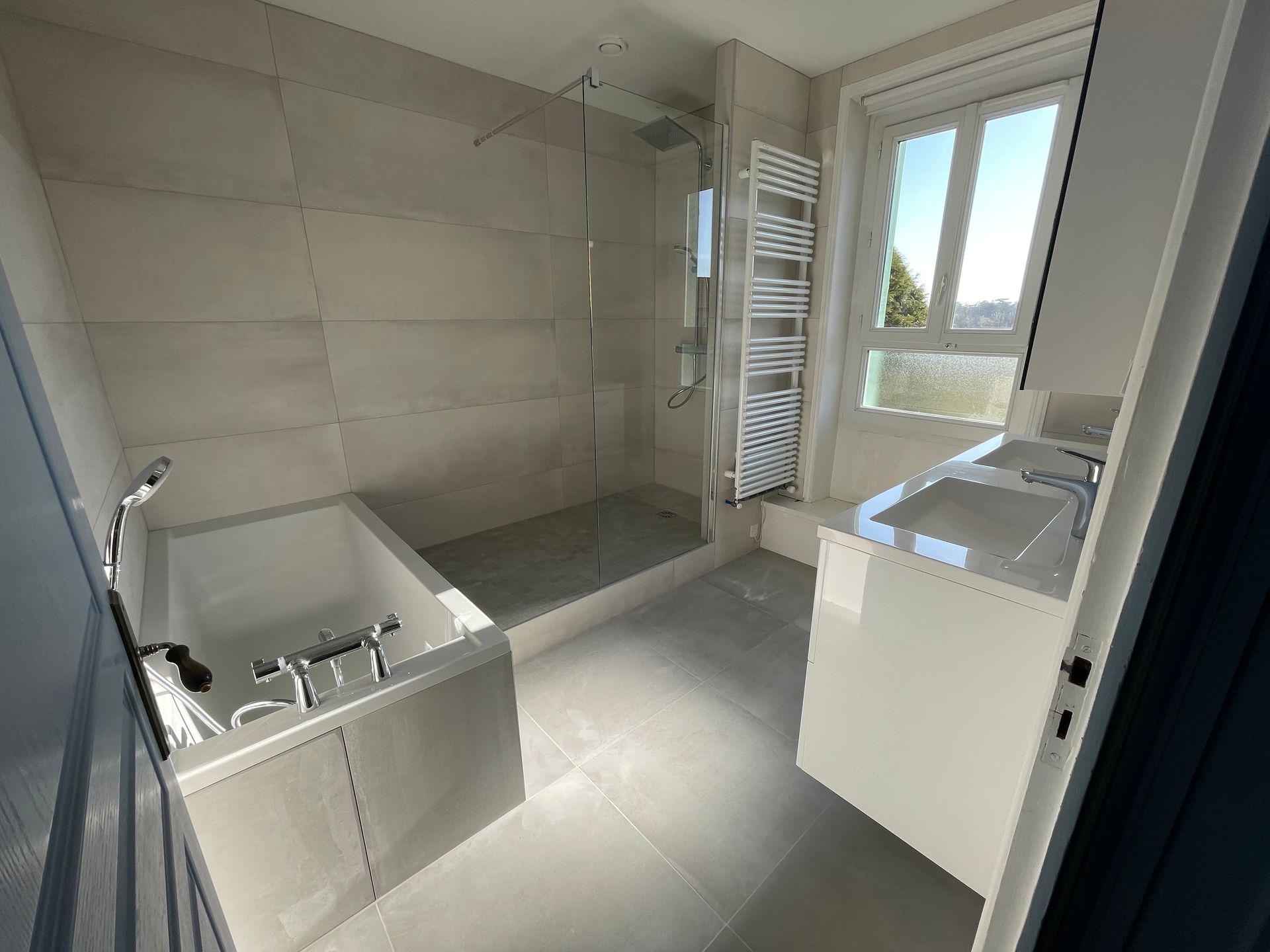 Salle de bains aux tons blancs avec effet marbre