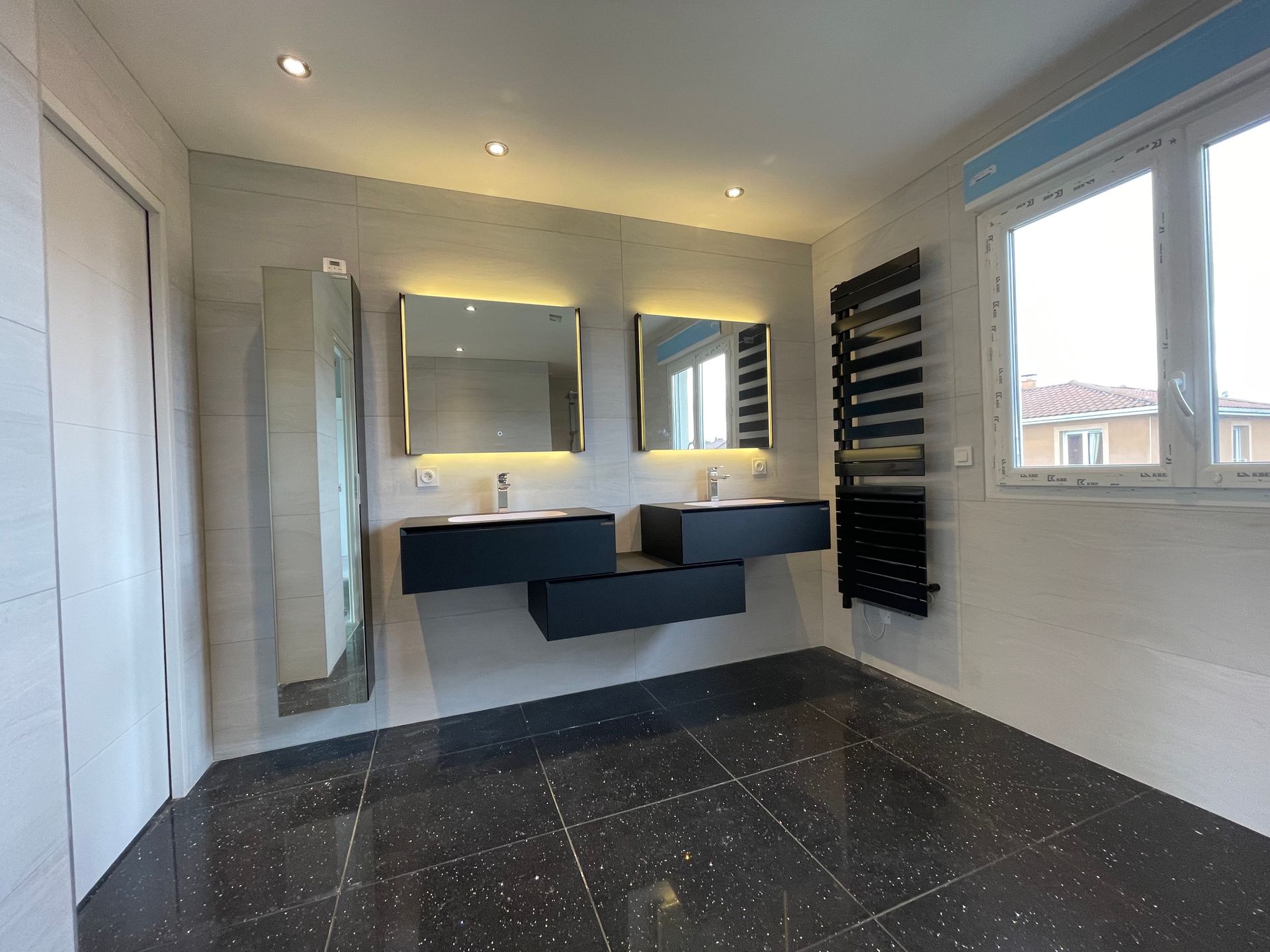 Double vasque design en-dessous de deux miroirs