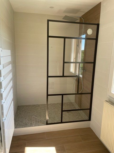 Douche à l'italienne blanche avec vitre en verrière