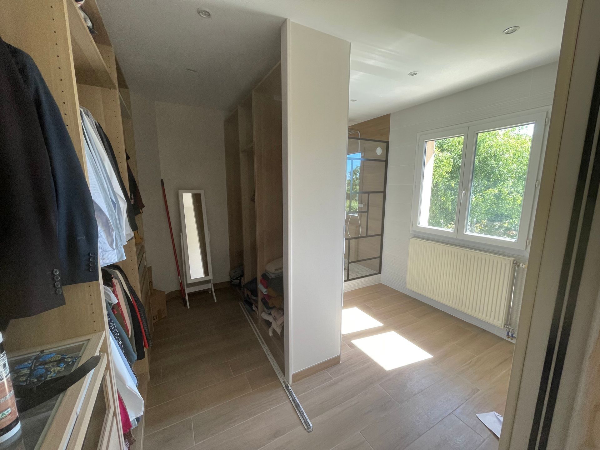 Dressing à côté de la salle de bains