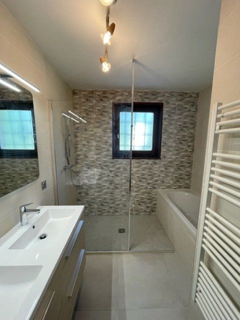 Salle de bains avec le mur du fond avec un motif