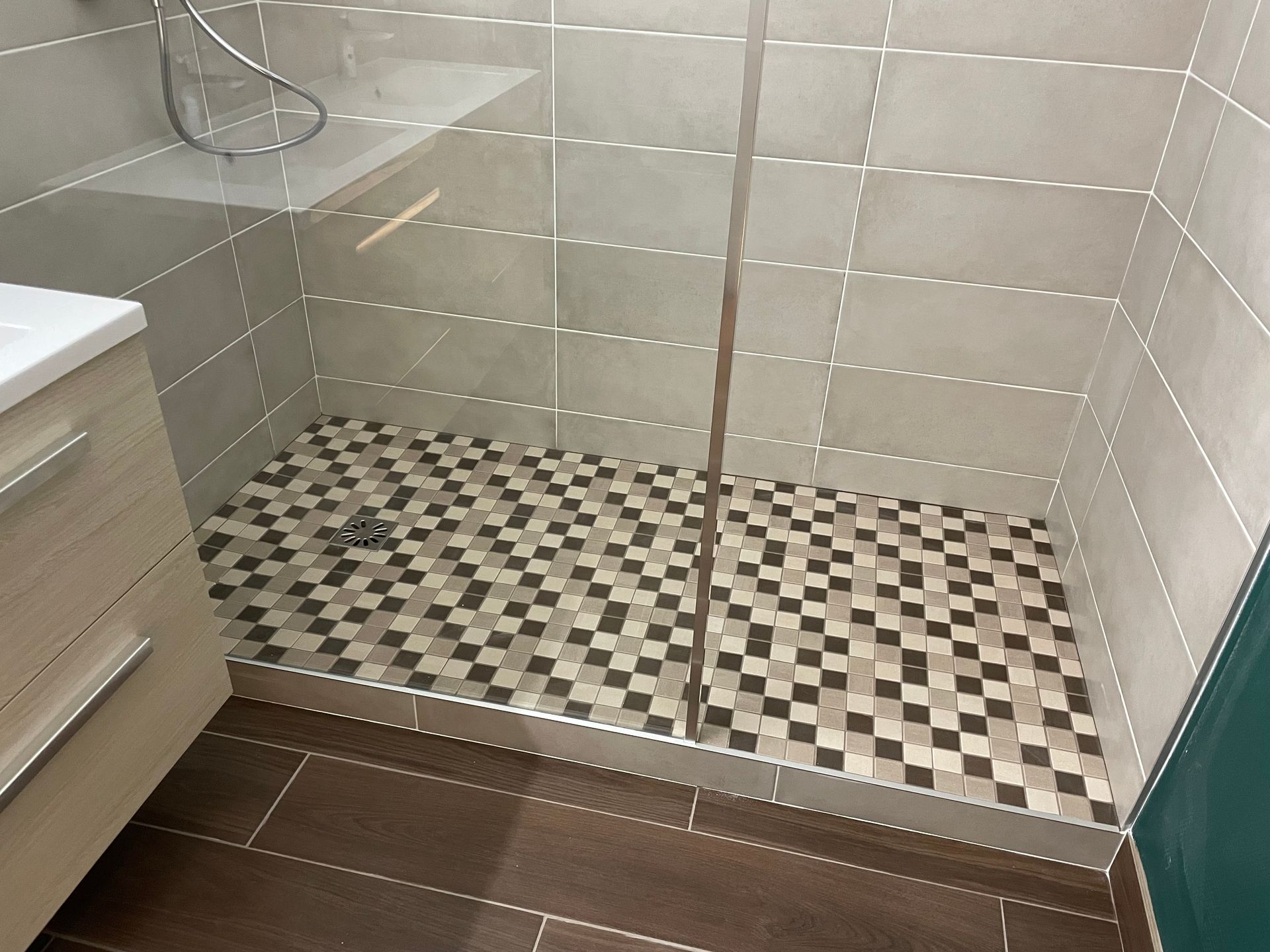 Motif géométrique dans une petite douche à l'italienne