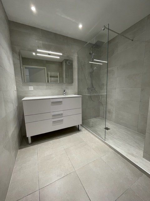 Petite salle de bains avec effet marbre et meuble vasque blanc