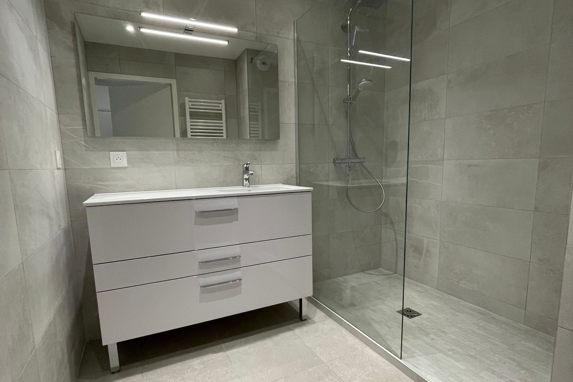 Salle de bains grise et blanche