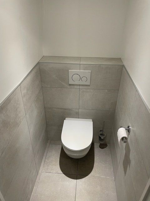 Toilettes avec carrelage gris clair
