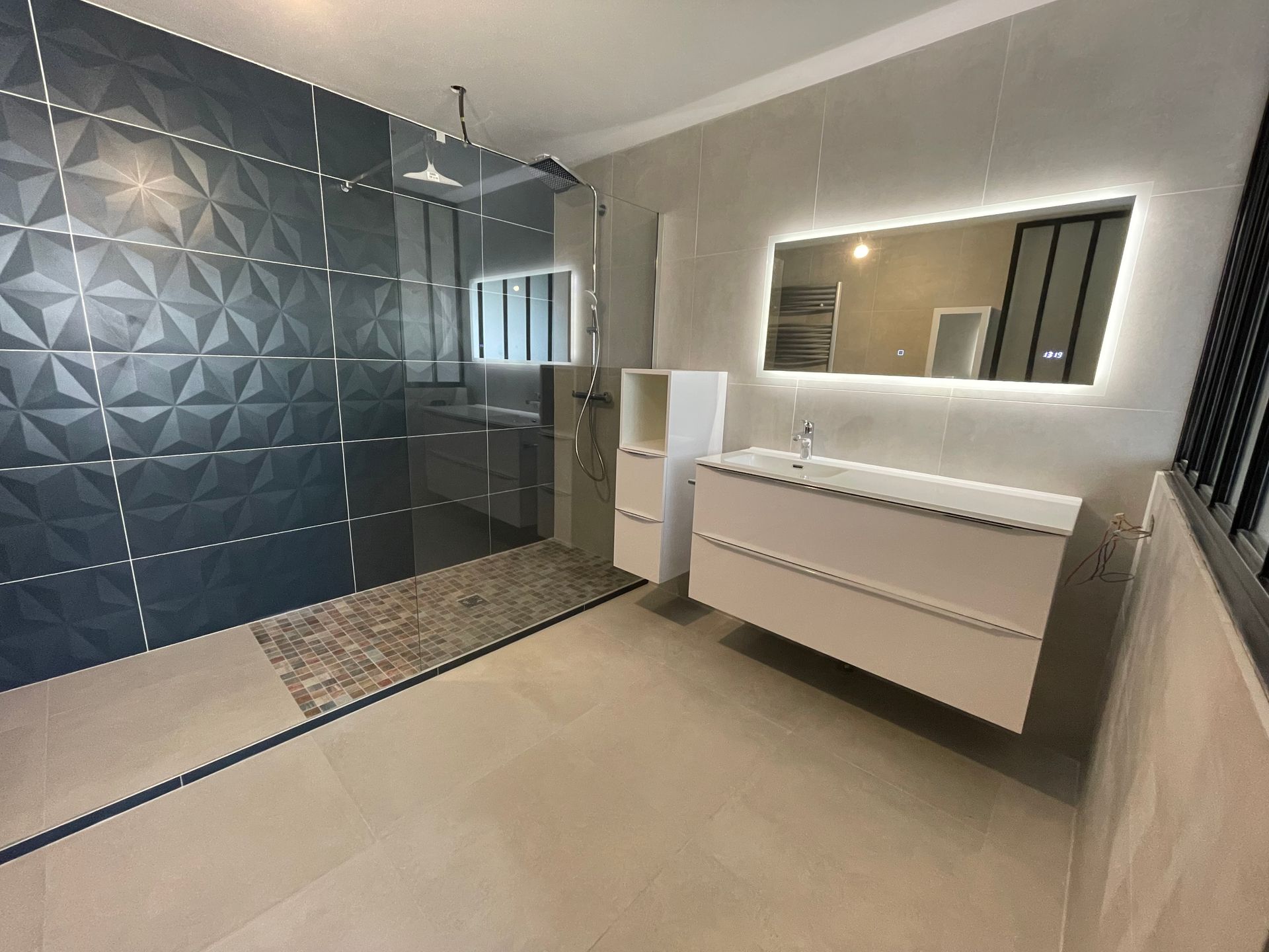 Salle de bains avec un mur bleu avec motif