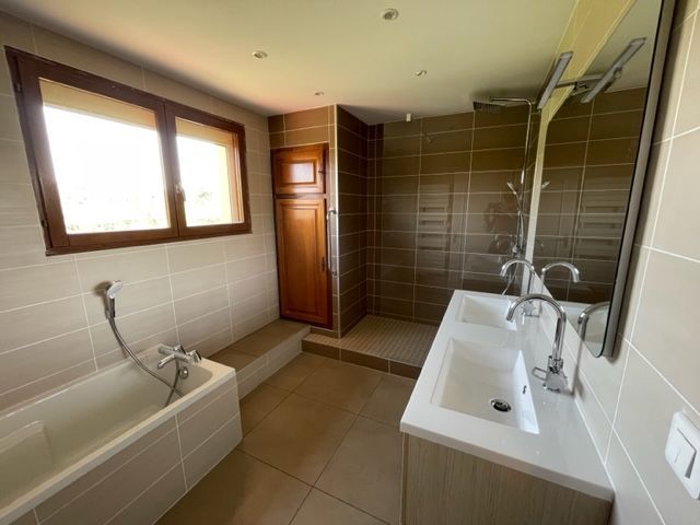 Salle de bains rénovée avec des tons marron