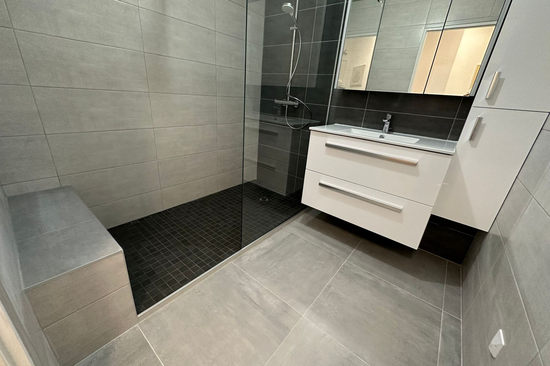 Petite salle de bains noire, grise et blanche