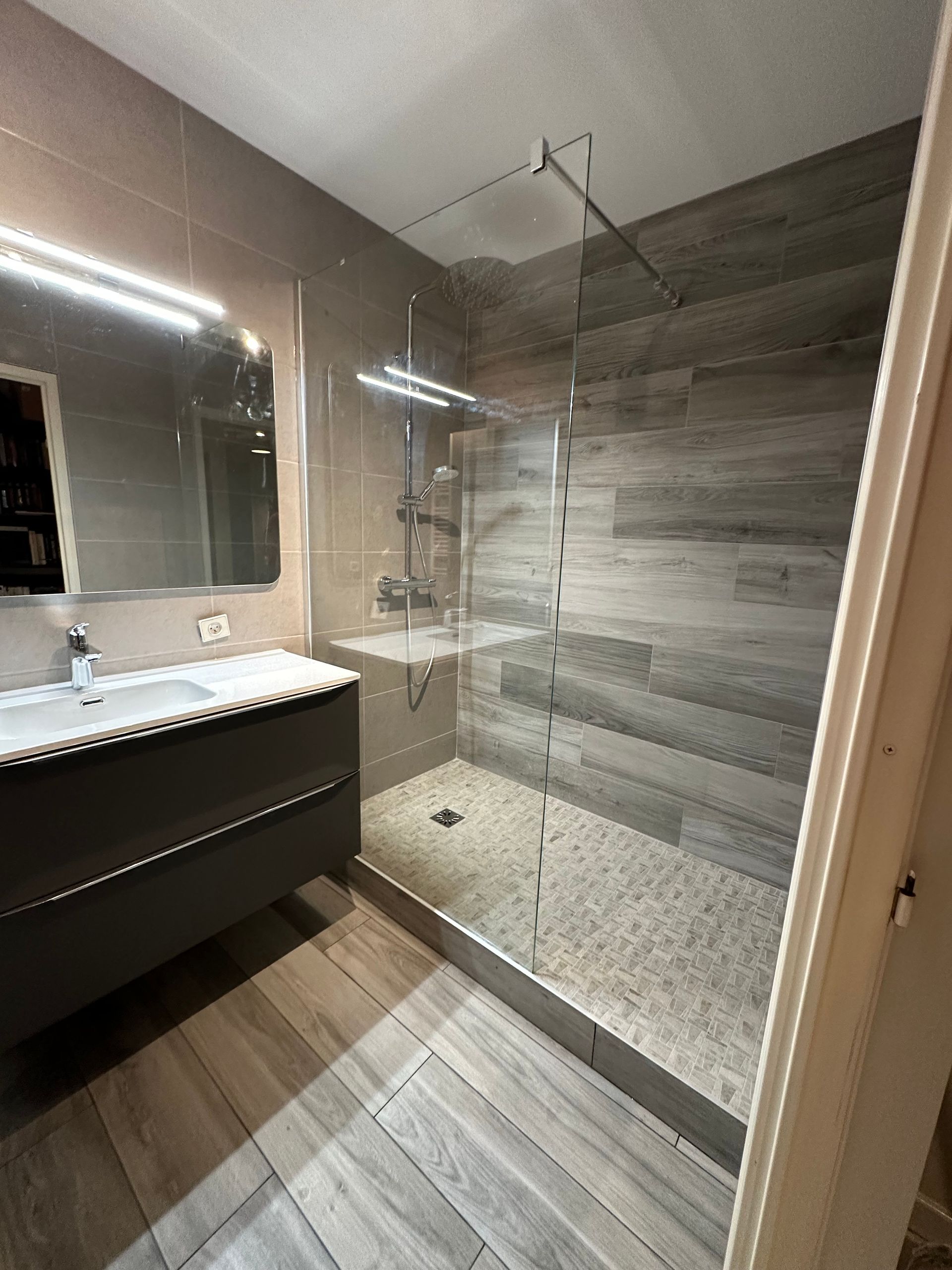 Salle de bains avec une douche à l'italienne ayant un carrelage effet parquet