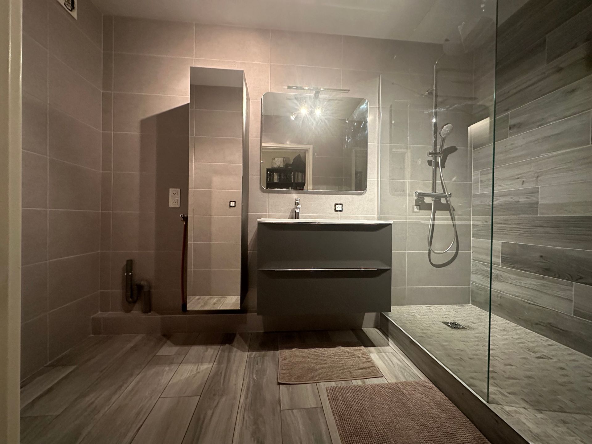 Salle de bains avec un carrelage effet plancher