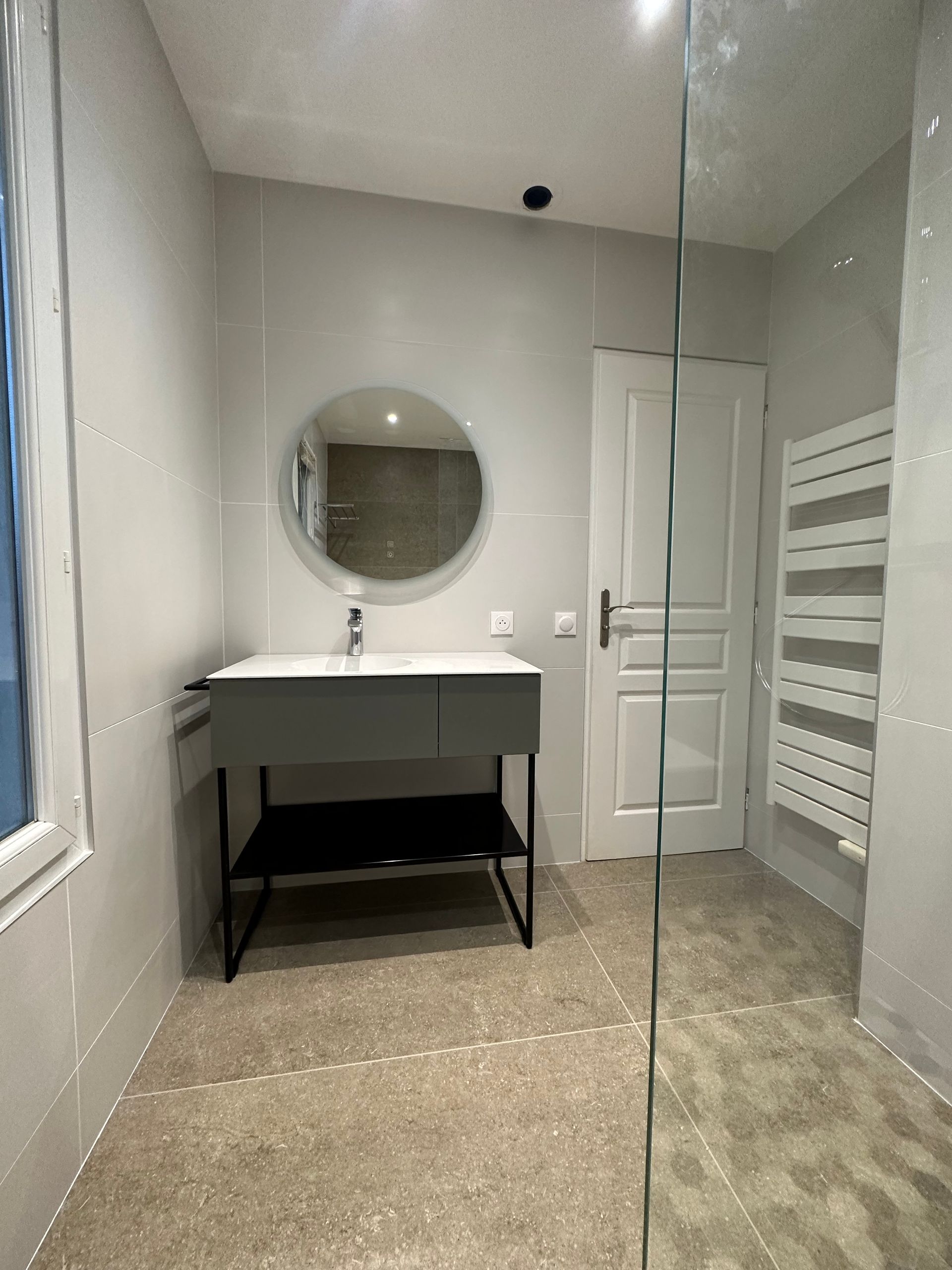 Meuble vasque gris original avec un miroir rond