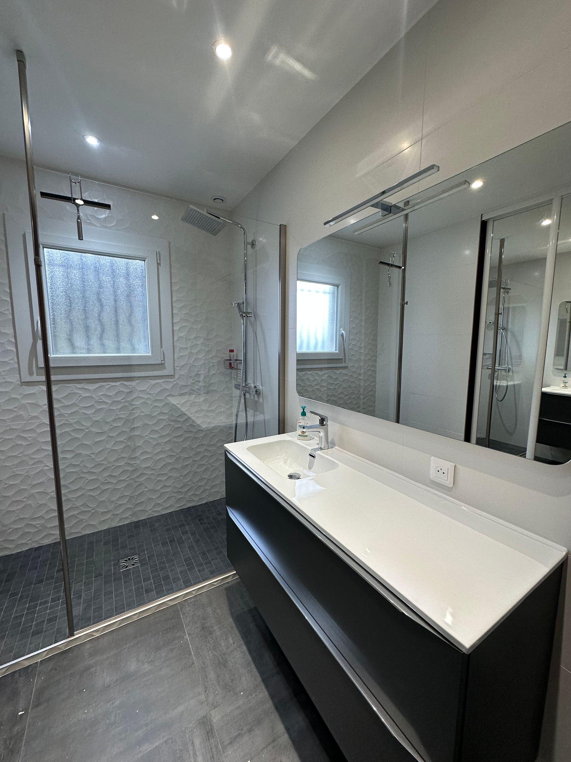 Douche à l'italienne avec un mur à relief