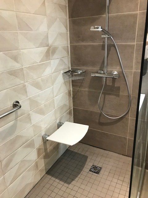 Siège de douche dans une cabine de douche