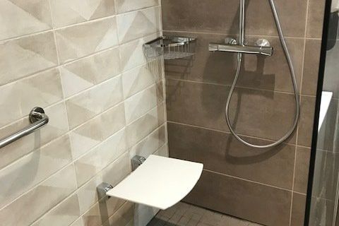 Siège de douche dans une douche taupe et sable
