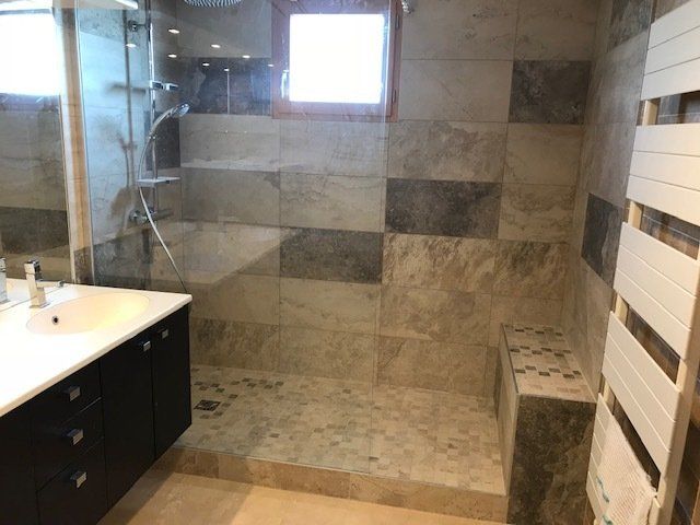 Douche à l'italienne avec du carrelage effet marbre de différentes couleurs