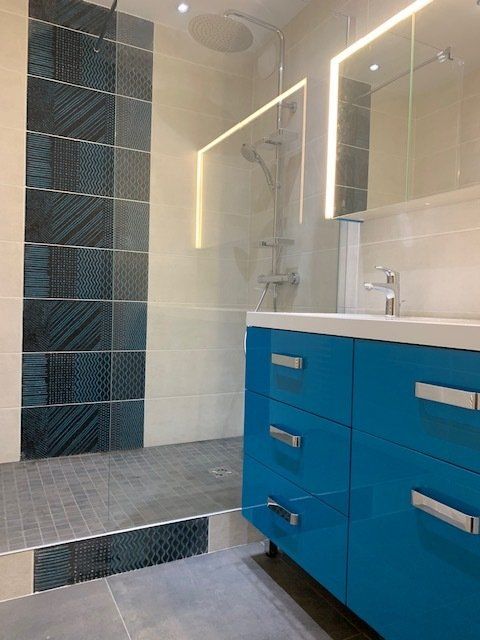 Carrelage à motif bleu à côté d'un meuble vasque bleu