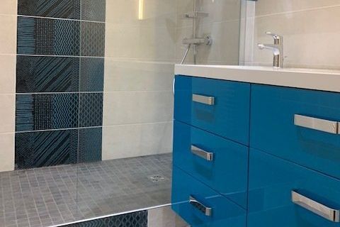 Meuble vasque bleu avec douche à l'italienne