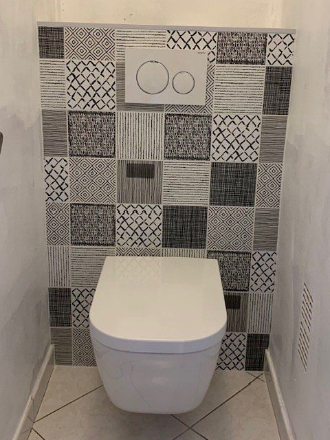 WC avec carrelage à motifs variés