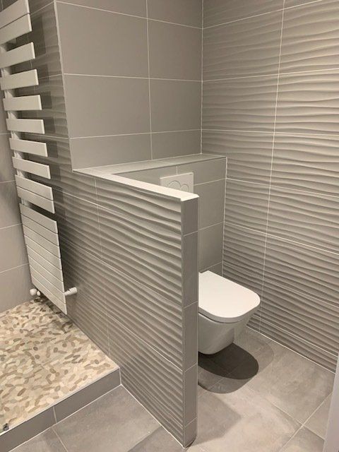 Ensemble toilettes et douche avec revêtement du mur original