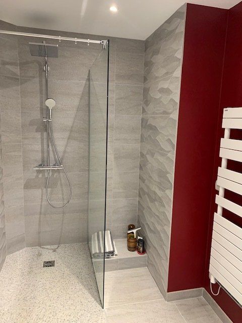 Salle de bains avec un mur rouge