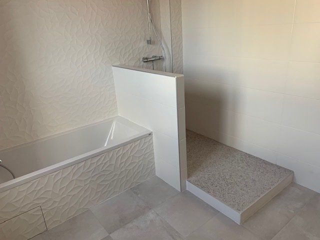 Espace douche à l'italienne et baignoire