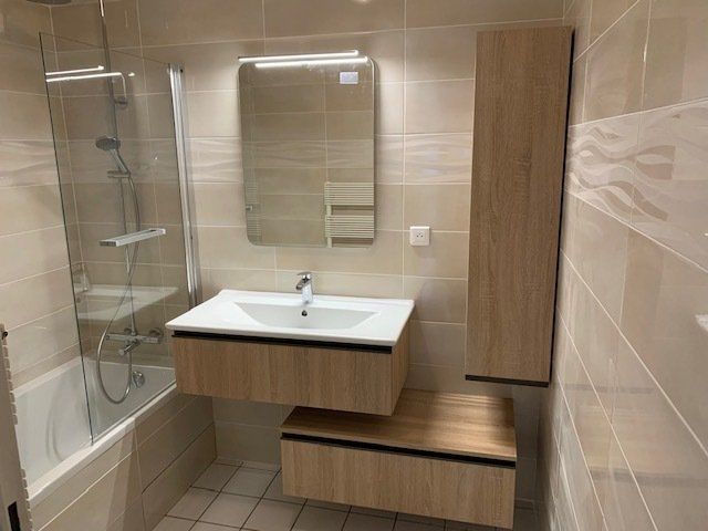 Salle de bains avec baignoire et vasque beige