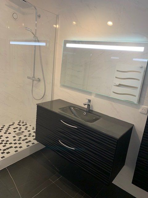 Vasque noire sous un miroir